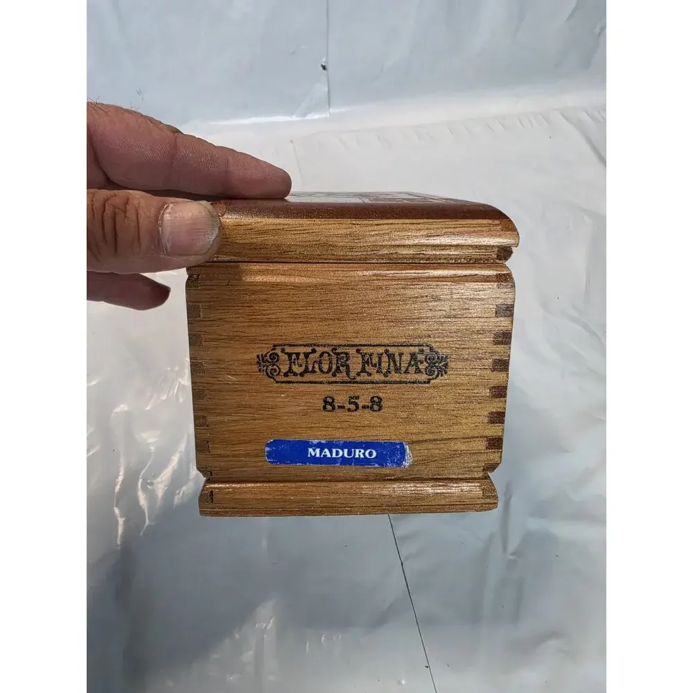 Flora Fina Wooden Cigar Box 8-5-8 Imported Dominican Republic A Fuente Handmade